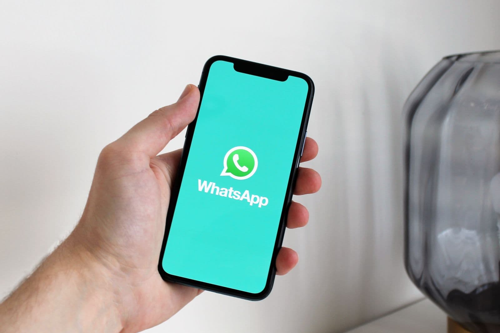 WhatsApp QR kod okutan telefon